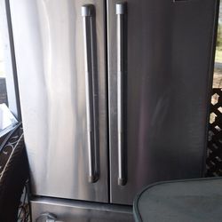 Refrigerator Ice Maker In Bottom Tray
