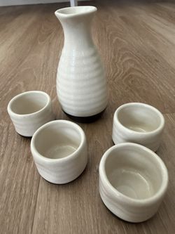 Brand New Japanese Ceramic Sake Set - 5 Pieces (1 Tokkuri Bottle & 4 Ochoko Cups)