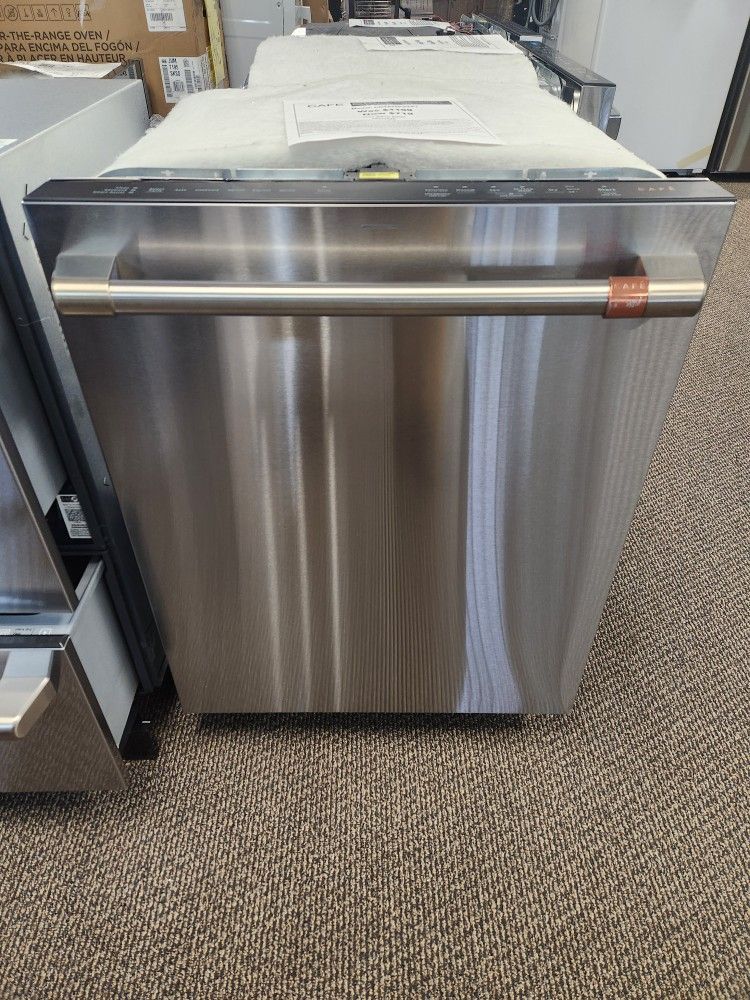 Built-in Top Control Dishwasher in Stainless
Steel with Stainless Steel Tub, Sliding 3ra
Rack, 42 dBA