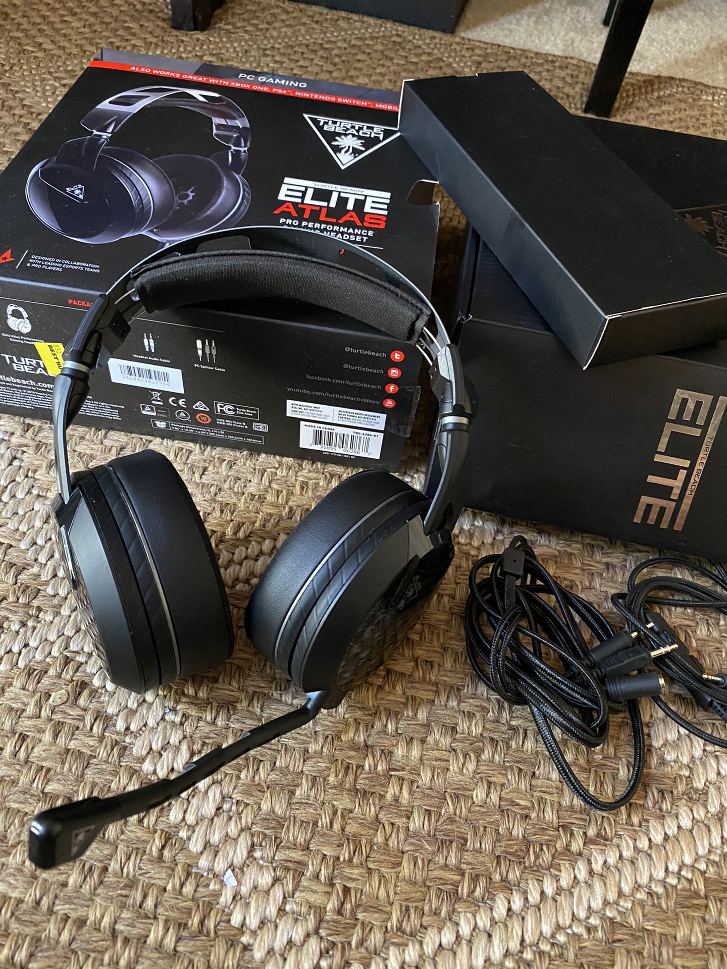 Turtle Beach Elite Atlas Pro Performance Wired Gaming Headphones... In good clean condition... Shows minor wear and minor scuffs...