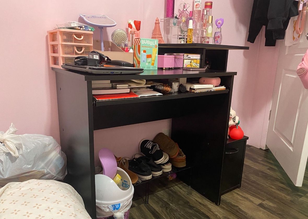 Black Desk