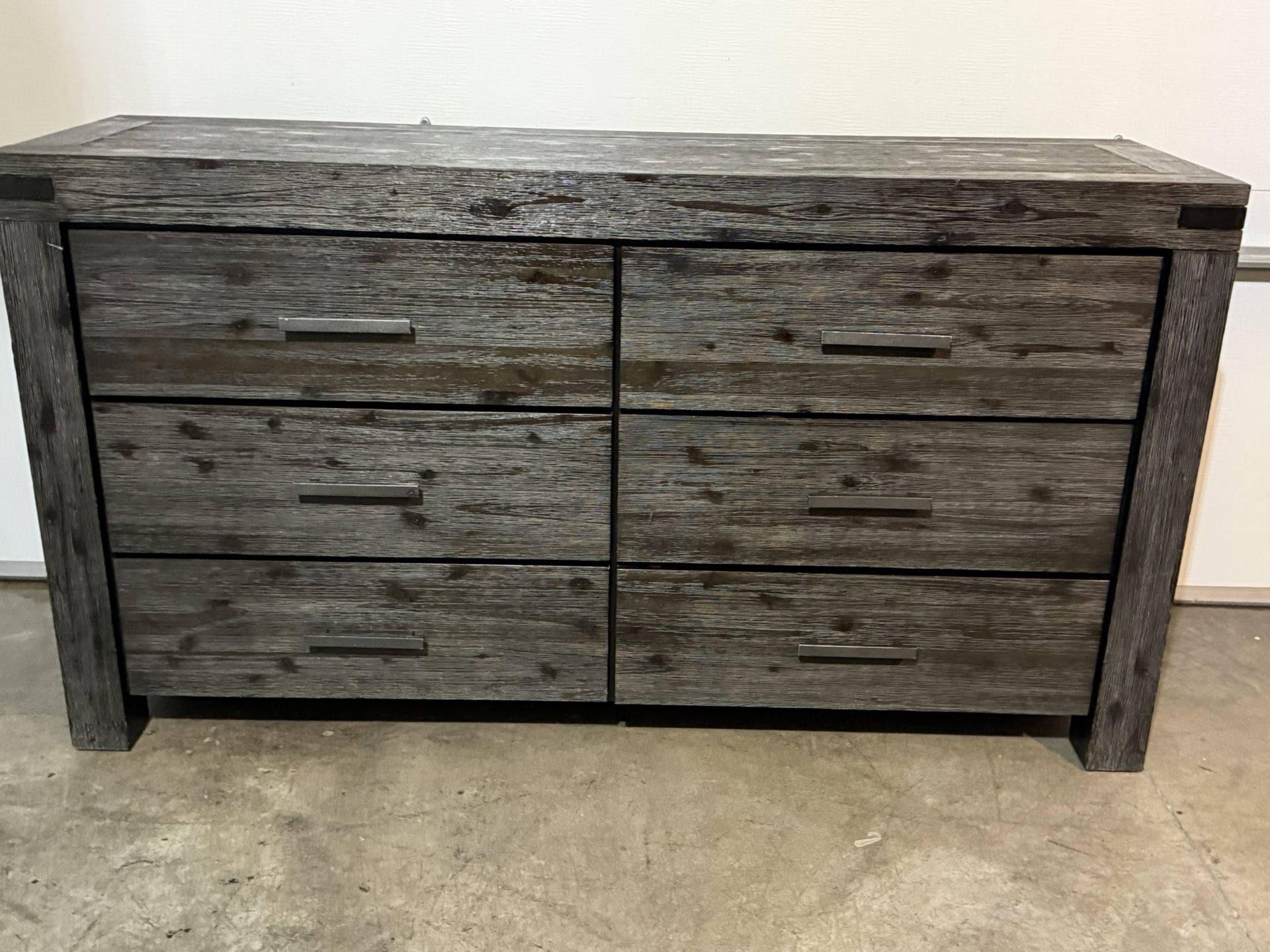Solid Wood 6- Drawer Large Dresser !!!