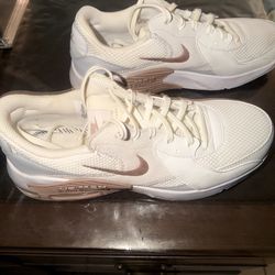 Woman’s Nike Air Max tennis shoes