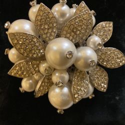 Brooch( Pearl And Rhinestones )