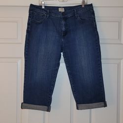 Levi's Women's Size 16 Stretch Denim Capri Pants Excellent Condition PRICE Is Firm Cash Only 