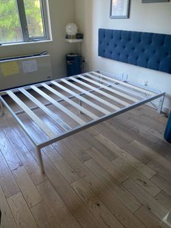 Queen Bed Frame Without Headboard-101th and Lexington (Manhattan) MUST GO