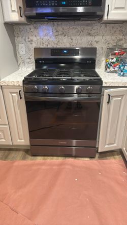 Samsung Gas Oven  - Works Perfect! Small Scratch 