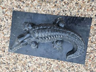 Concrete mold aligator