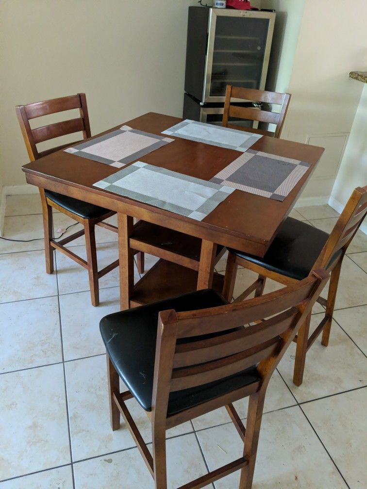 Kitchen Table And 4 Stools 