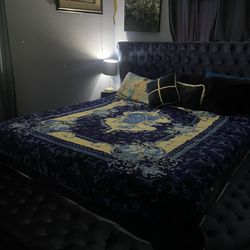 King size bedroom deal bundle $1400 obo no lowballing plz