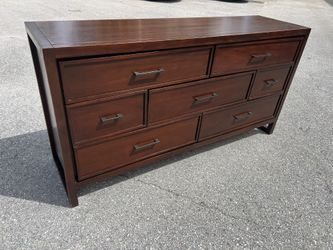 Delivery Available! Modern Dark Brow Wooden 7 Drawer Bedroom Dresser Chest! All drawers work great!  66x18x34in 