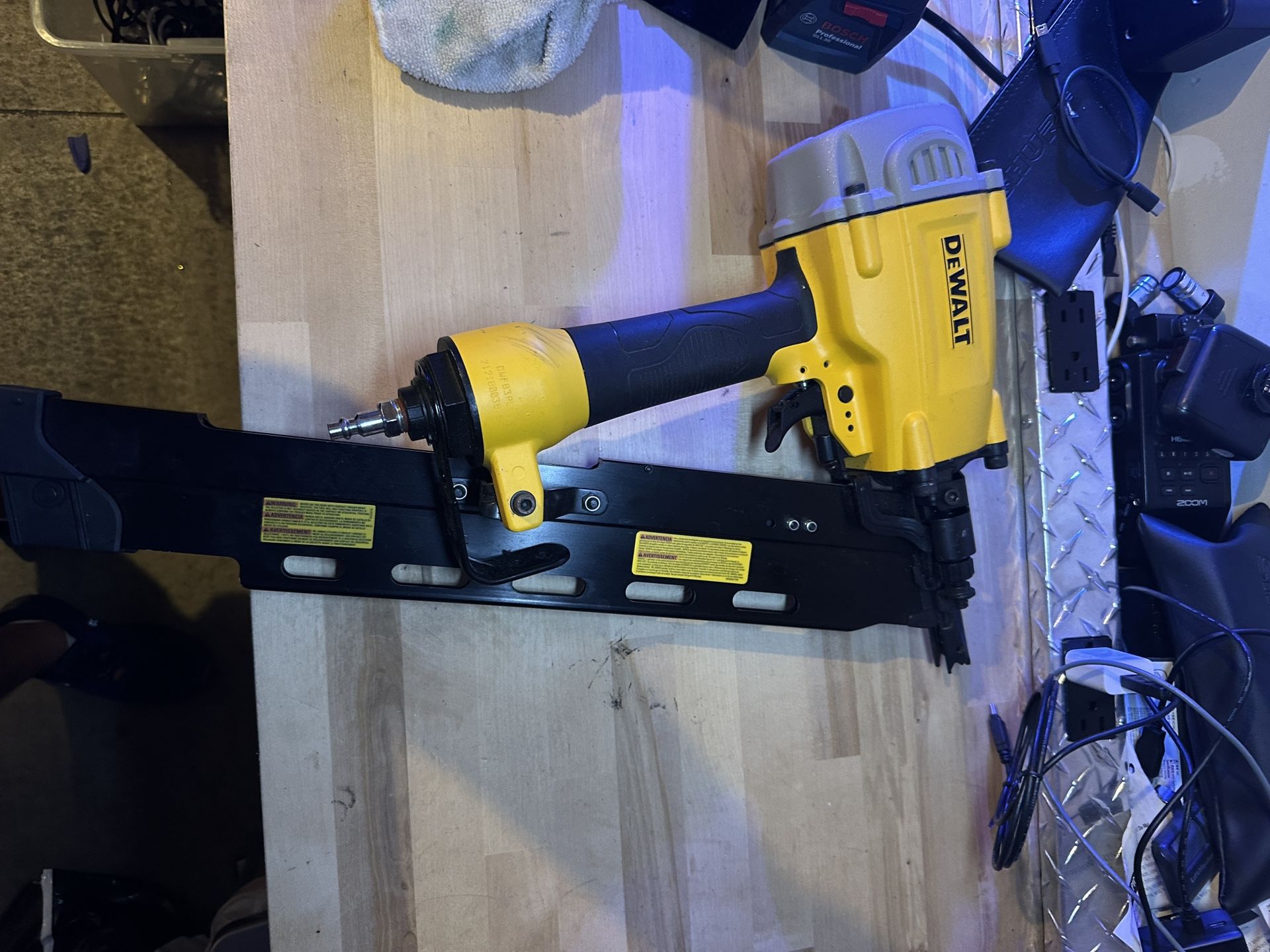 DeWalt 21° Round Head Framing Nailer – Pneumatic Nail Gun (2”–3-1/4”)
