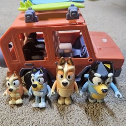 Bluey Family Road Trip Play Vehicle with Chilli, Bluey, Bandit, Bingo figures