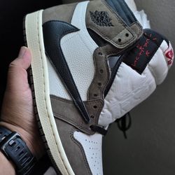 Travis Scott Jordan 1 Retro High MOCHA