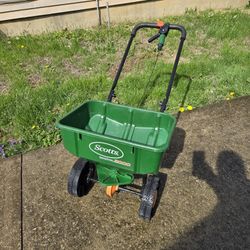 Like New Condition Scott's Speedy Green 3000 Lawn  Spreader. "CHECK OUT MY PAGE FOR MORE DEALS "