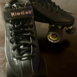 Black Riedell R3 roller skate 
