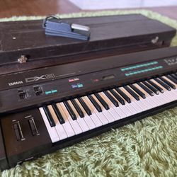 Yamaha DX9 Keyboard Synthesizer with original Yamaha Case