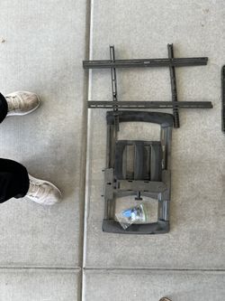 Tv Wall Mount. Left, Right, In, Out And TILT.