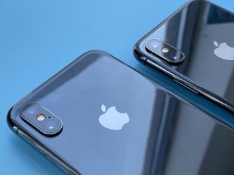 iPhone Xs (64 GB) Unlocked Each Good Condition  - Black Friday Sale  !!