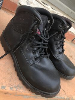 Men’s slip and oil resistant work boots size 7.5W