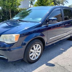 2014 Chrysler Town And Country Minivan 