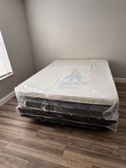Queen mattress pillow top set with box spring (2pc - new)