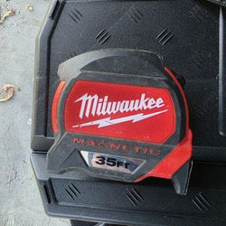 Milwaukee 35-ft Tape Measure 