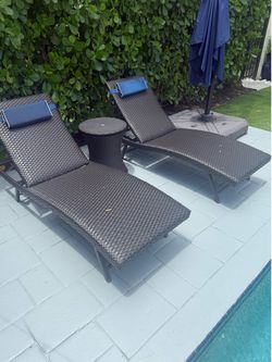 2 Pool chairs and table