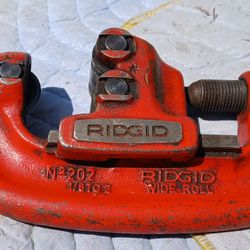 Rigid No. 202 Wide Roll 1/8-2 Inch Pipe Cutter 
