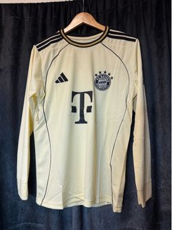 Fc Bayern munchen men’s long sleeve  back length 28” shoulder 18” sleeve 25