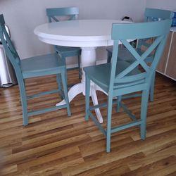 Beautiful White Table With 4 Turquoise Chairs