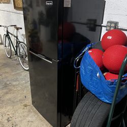 Magic Chef Fridge 100$ LIKE NEW. 