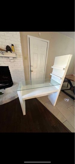Table to apply nails
