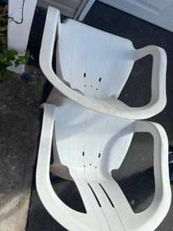 Pair of 2 Plastic Chairs