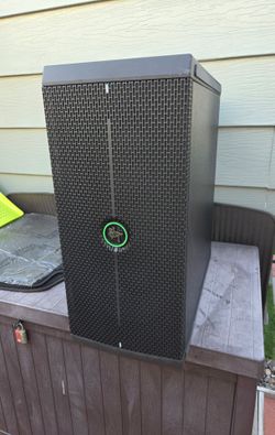 Mackie thump Go powered subwoofer build in battery Pa