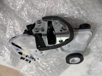 Toyota Camry Door Lock Actuator OEM 69040-02440 — Brand new