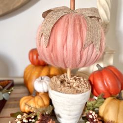 Peachy chunky yarn pumpkin topiary