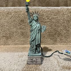 1996 Hallmark Keepsake Ornament The Statue of Liberty Music & Light MAGIC