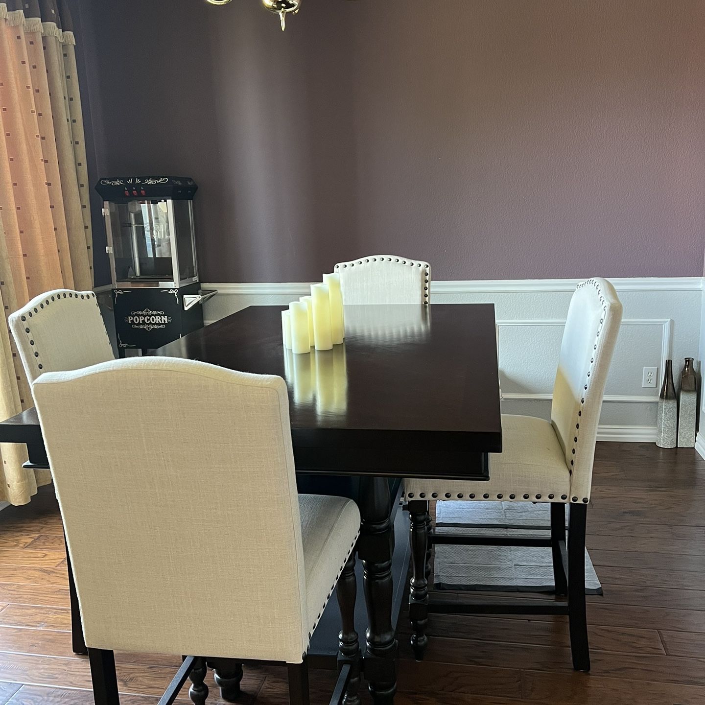 Formal Dinning Table With Chairs