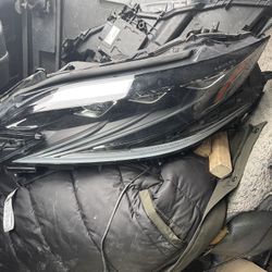 2018 Lexus Ls 500 OEM HEADLIGHST TAB BROKEN 