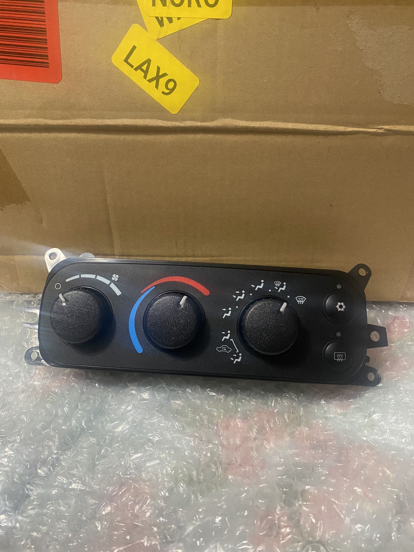 Selling a control panel for a RAM from 2003 to 2006, it's new, I've never used it, it wasn't what my truck needed. I paid $135, I'm only asking for 70