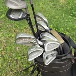 Golf Cubs Complete Set Starter With Every Club That Is Needed And The Bag Included