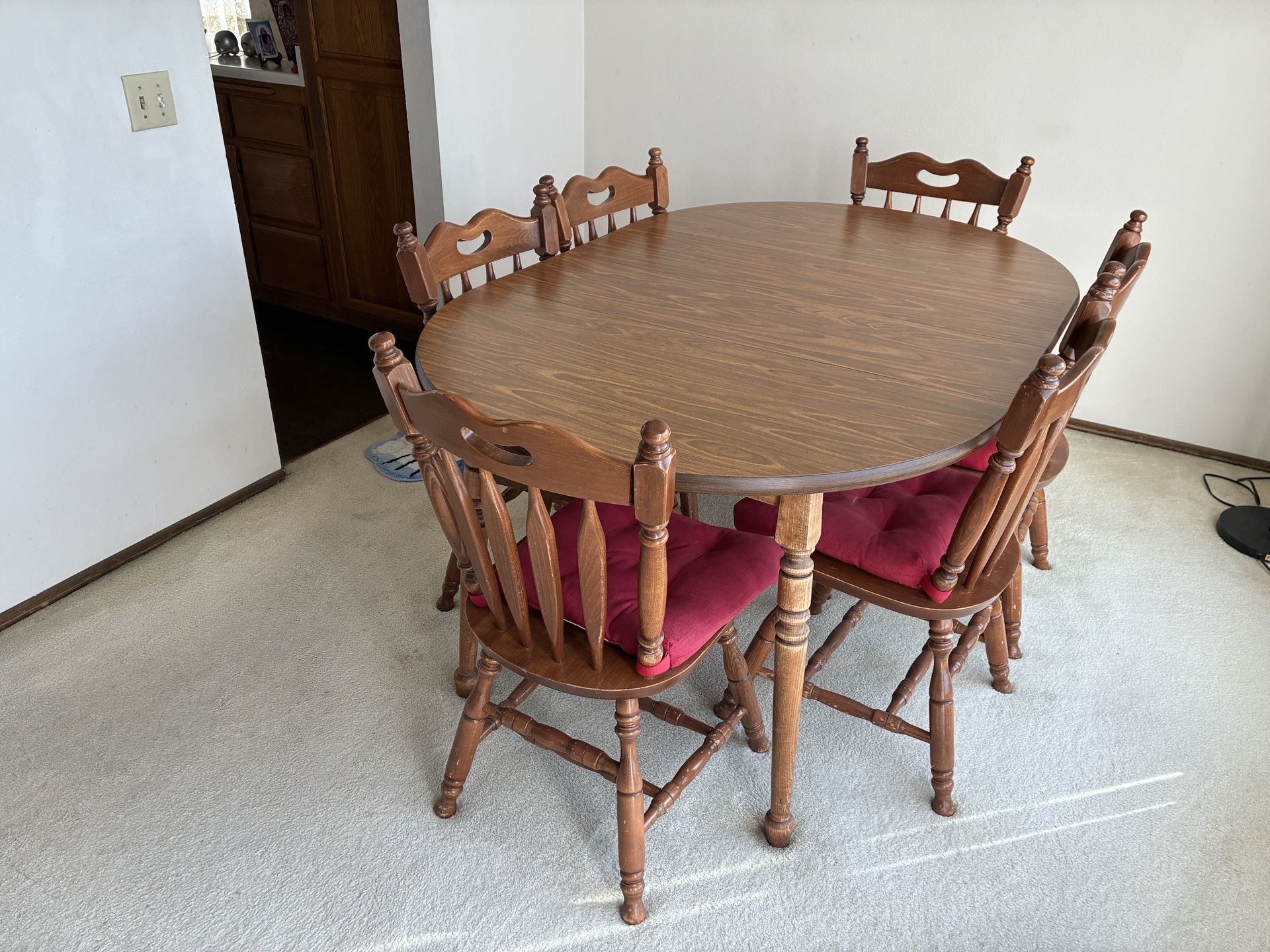 Round Table With Chairs - Great Condition
