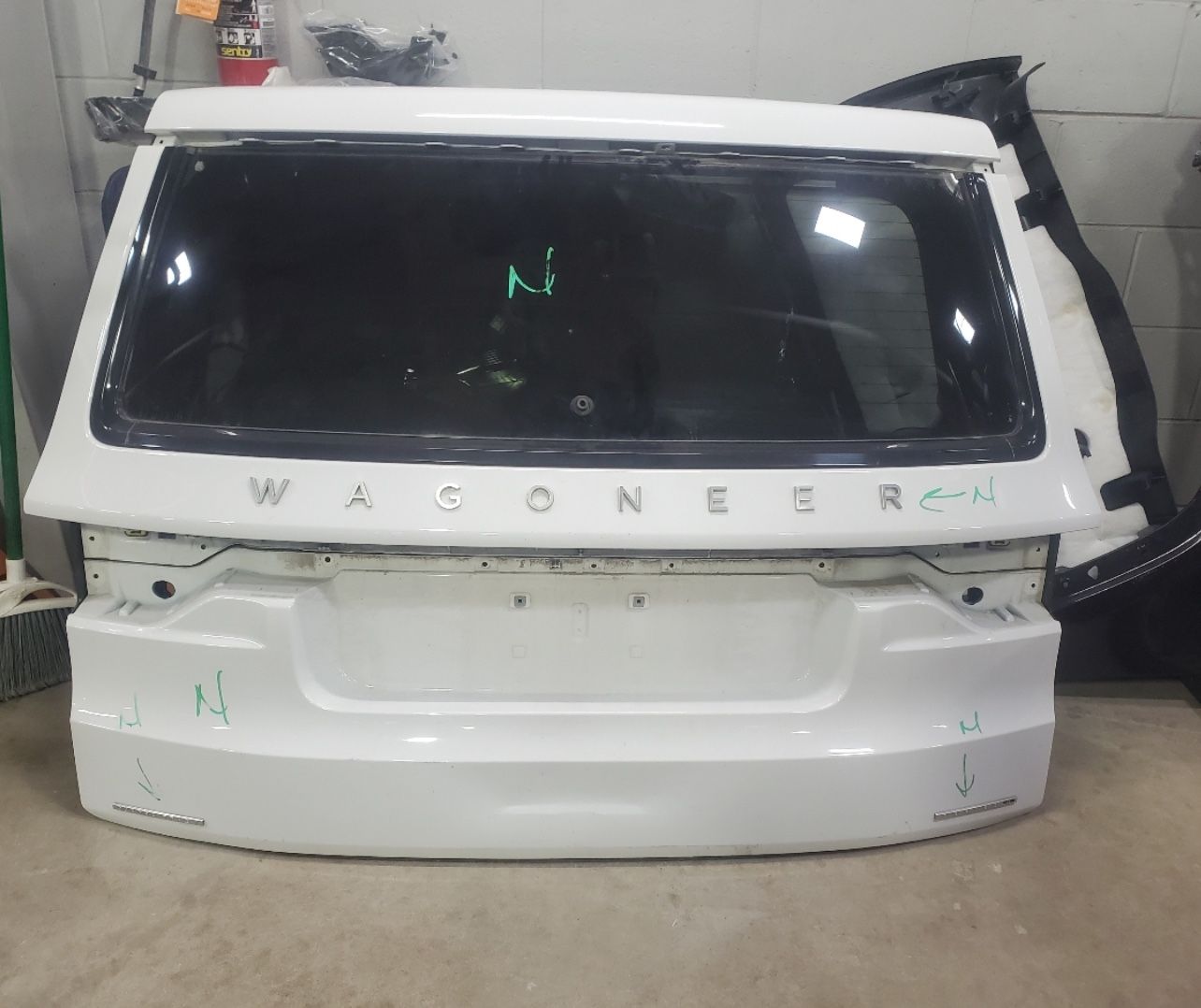 2022-24 Jeep Wagoneer Decklid Trunk W Glass 