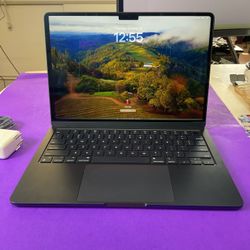 MacBook Air 13” (M3, 2024) – 8GB / 256GB – Cracked Screen – 99% Battery – 41 Cycles