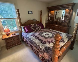 Thomasville 5 piece beautiful oak bedroom set in very good condition.