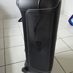 Altavoz Bluetooth portátil JBL PartyBox Ultimate IPX4 1100w oudput power
