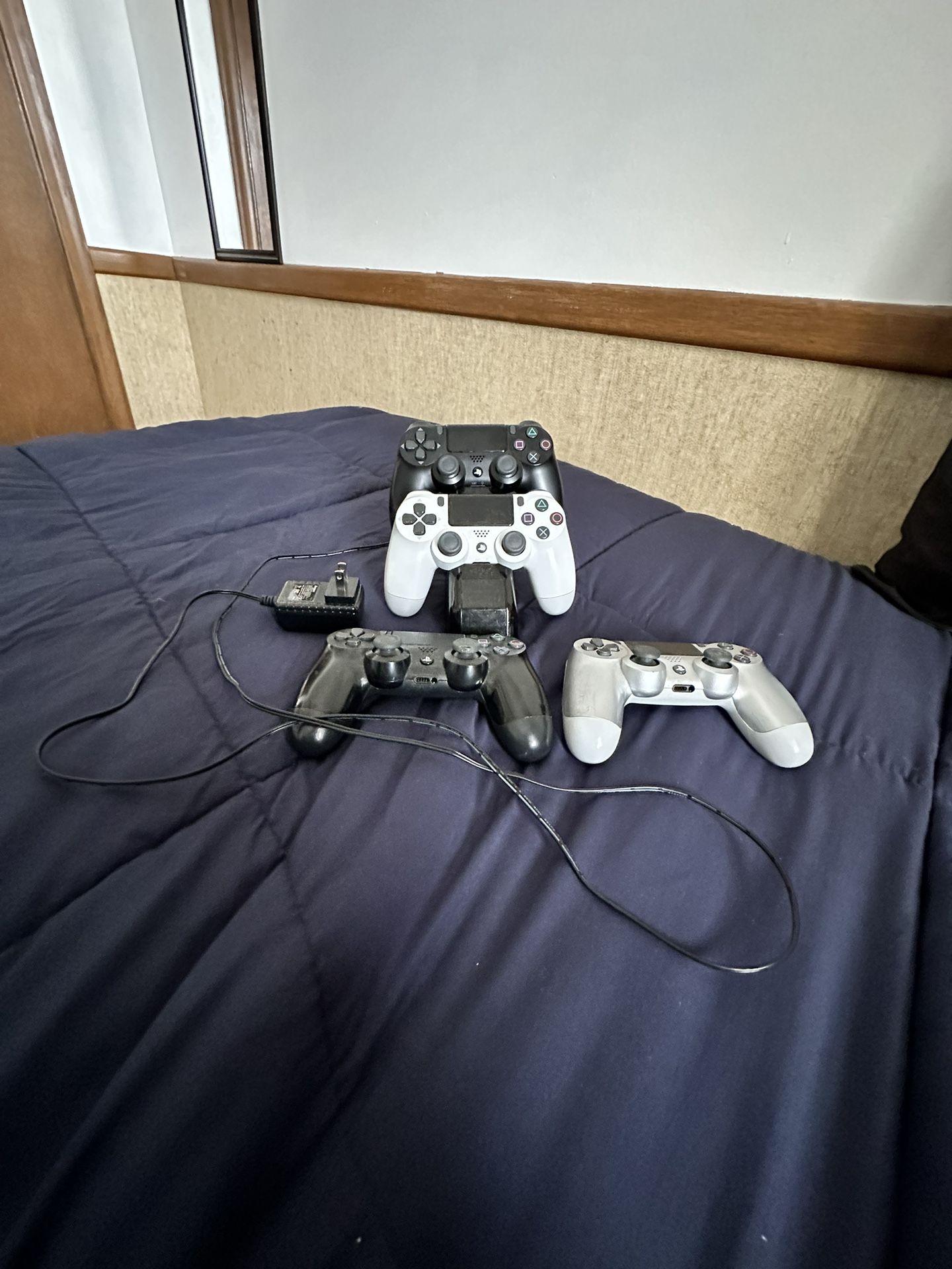 4 ps4 controllers and wired charging stand
