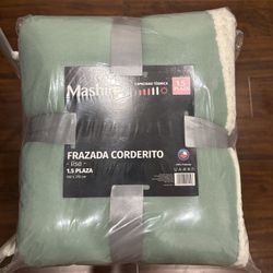 A brand-new double-layer blanket