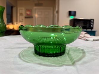 Vintage E.O. Brody Emerald Green Glass Scalloped Bowl — M2000
